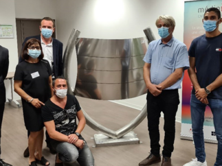 Le Médipôle Lyon-Villeurbanne reçoit une œuvre d’art en remerciement de la mobilisation de ses professionnels de santé contre la Covid-19