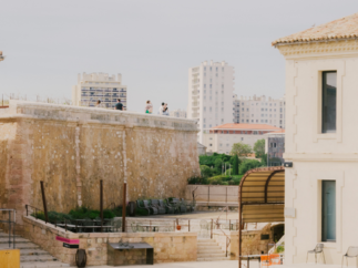 La Clinique des Trois Cyprès à Marseille déploie une classe hors les murs au sein du Mucem pour accompagner ses jeunes patients en situation de refus scolaire anxieux