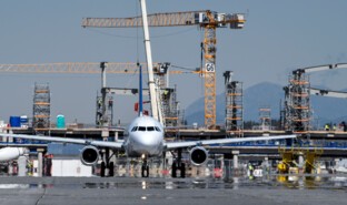 Avion sur piste, Aéroport de Santiago, Chili.jpg