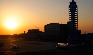 Coucher de soleil, Aéroport international du Kansai, Japon.jpg