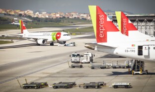 Avions sur piste, Aéroport de Lisbonne, Portugal.jpg