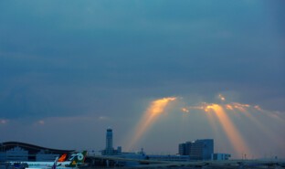Avions sur piste, Aéroport international du Kansai, Japon.jpg