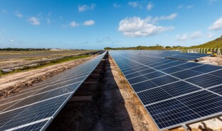 Ferme photovoltaïque, Aéroport Salvador Bahia, Brésil.jpg