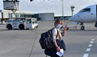 00001-Passagère pouce levé.jpg