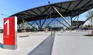 Parvis du (nouveau)Terminal 1.jpg