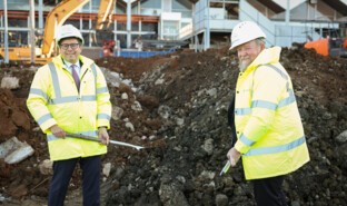 Nicolas Notebaert, directeur général de VINCI Concessions et président de VINCI Airports, et Graham Keddie, directeur général de l'aéroport international de Belfast.jpg