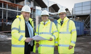 Graham Keddie, directeur général de l'aéroport international de Belfast, Nicolas Notebaert, directeur général de VINCI Concessions et président de VINCI Airports, et Emmanuel Menanteau, directeur pour l'Europe du Nord et de l'Est, l'Asie du Sud Est et les US pour VINCI Airports.jpg.jpg