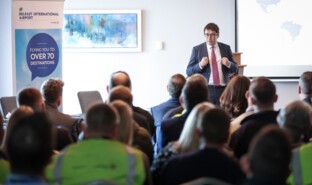 Nicolas Notebaert, président de VINCI Airports et directeur général de VINCI Concessions avec les équipes de l'aéroport international de Belfast.jpg