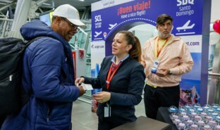 Passengers welcome for the first flight between SDQ and SCL, VINCI Airports.jpg