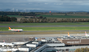 Edinburgh Airport_runway and terminal_┬®edinburghairport_VINCI Airports_vlight.png