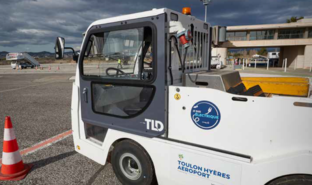 Electric vehicle at Toulon Hyères airport_VINCI Airports.PNG