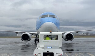Aéroport Chambéry Savoie Mont Blanc_engin de repoussage électrique_VINCI Airports.JPG