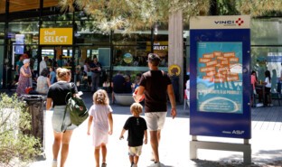 Passengers at rest stop_4.jpg