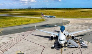 Avión de carga en el AILA
