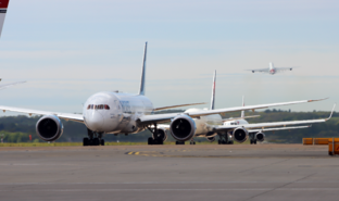 Multiple planes taxiing LGW.png
