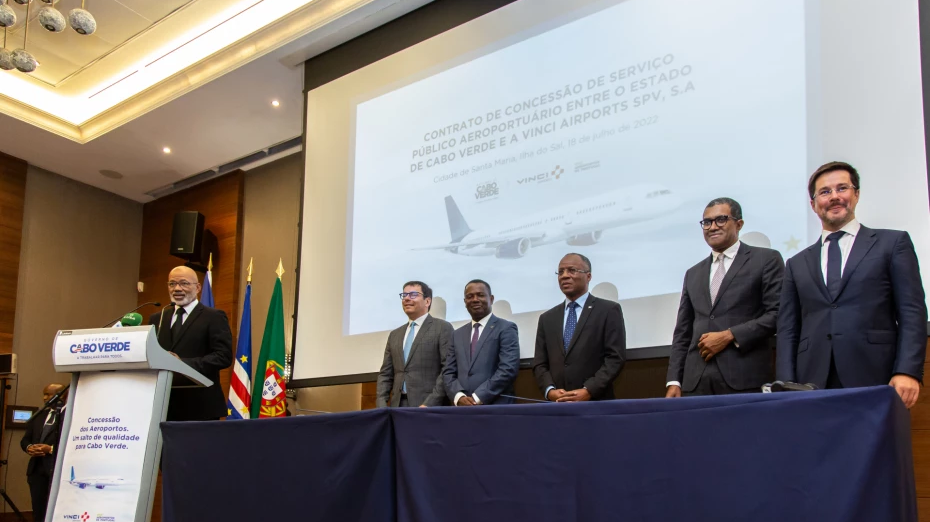 Cape Verde and VINCI Airports sign a concession contract for seven airports across the country