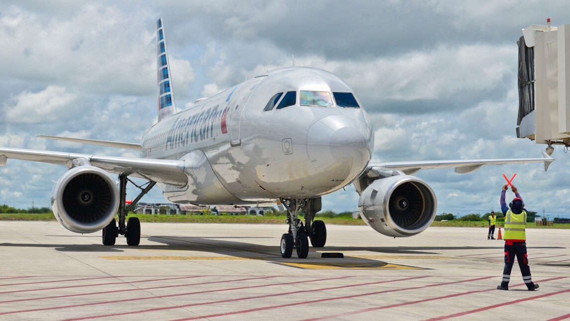 Avion de l'American Airlines atterrissant à l'aéroport de Guanacaste, Costa Rica.jpg