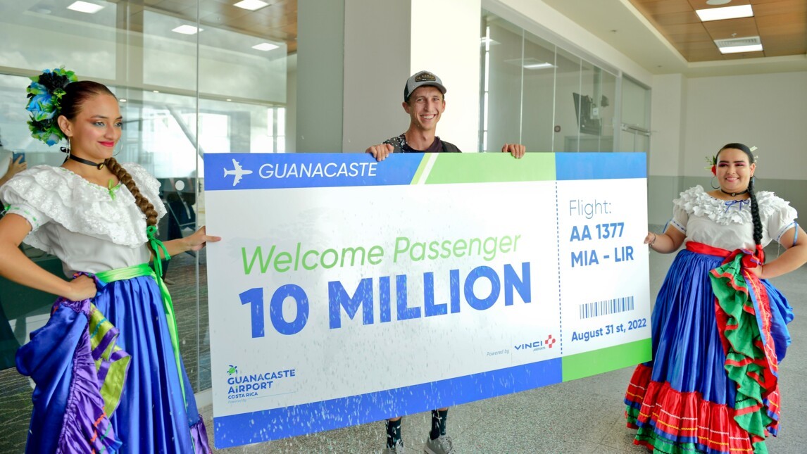 10 millionième passager accueilli à l'aéroport de Guanacaste, Costa Rica.jpg