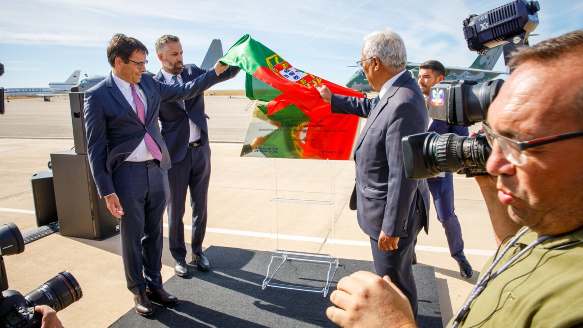 L'aéroport de Faro célèbre Gago Coutinho.jpg