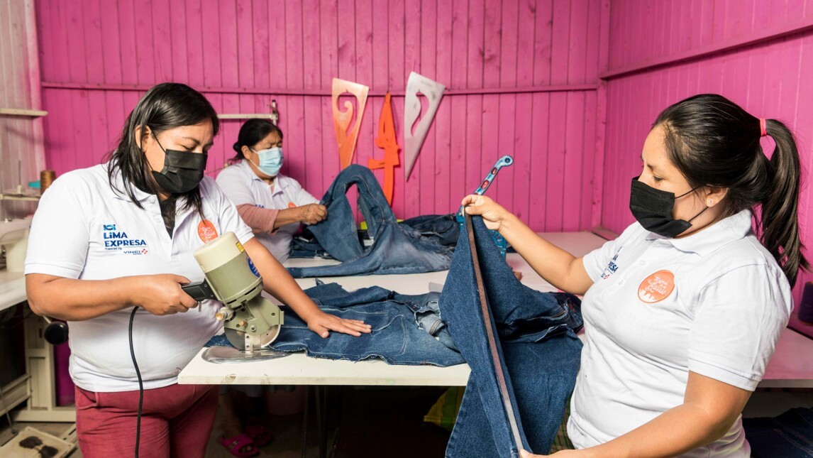 Mujeres de Mi Barrio confeccionando con ropa en desuso de LIMA EXPRESA.jpg