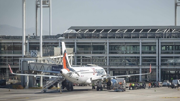 JetSmart aircraft at Santiago airport's international terminal, VINCI Airports.jpg
