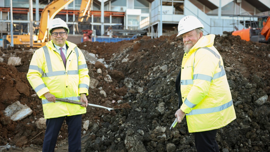 Nicolas Notebaert, directeur général de VINCI Concessions et président de VINCI Airports, et Graham Keddie, directeur général de l'aéroport international de Belfast.jpg