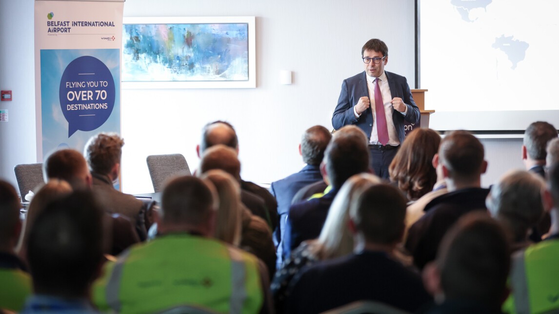 Nicolas Notebaert, président de VINCI Airports et directeur général de VINCI Concessions avec les équipes de l'aéroport international de Belfast.jpg