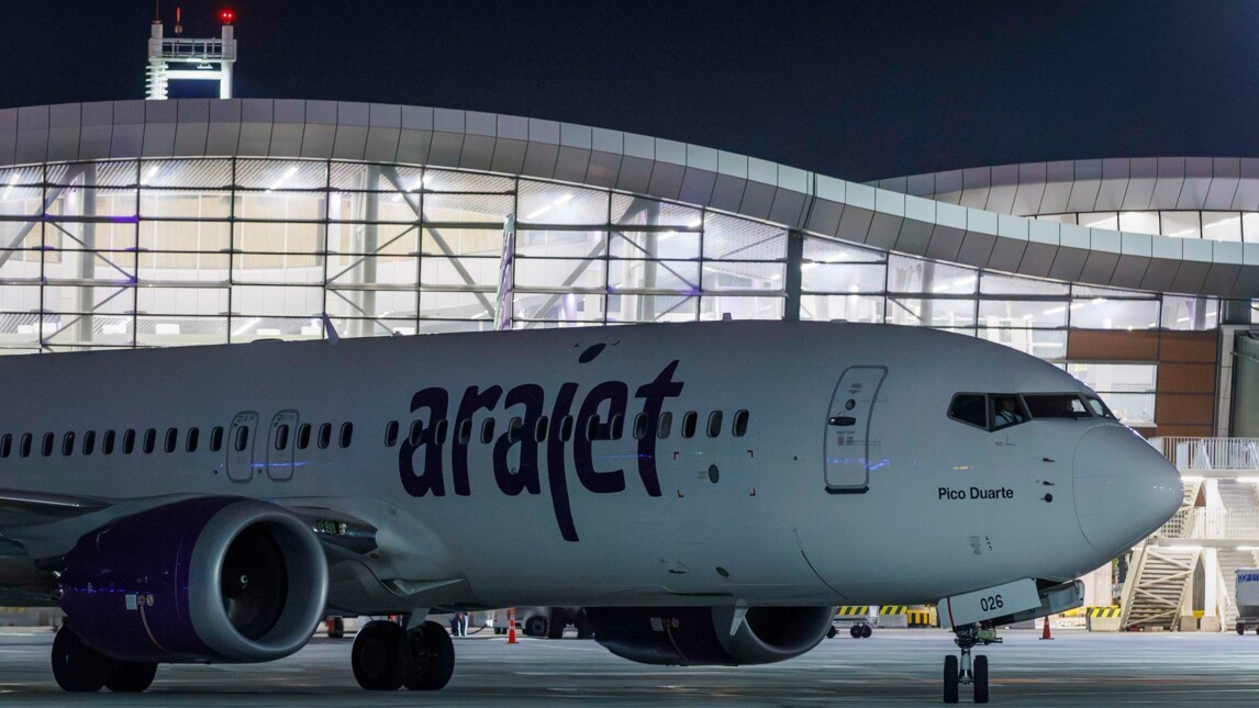 Arajet flight landing at Santiago international airport, VINCI Airports.jpg