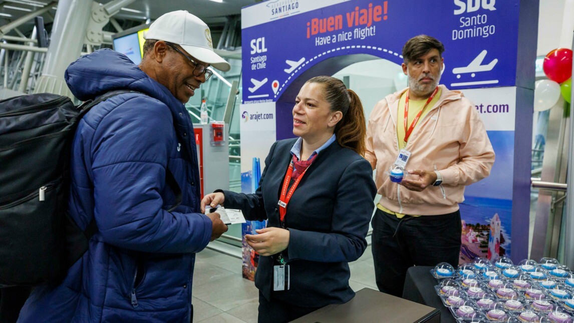 Passengers welcome for the first flight between SDQ and SCL, VINCI Airports.jpg