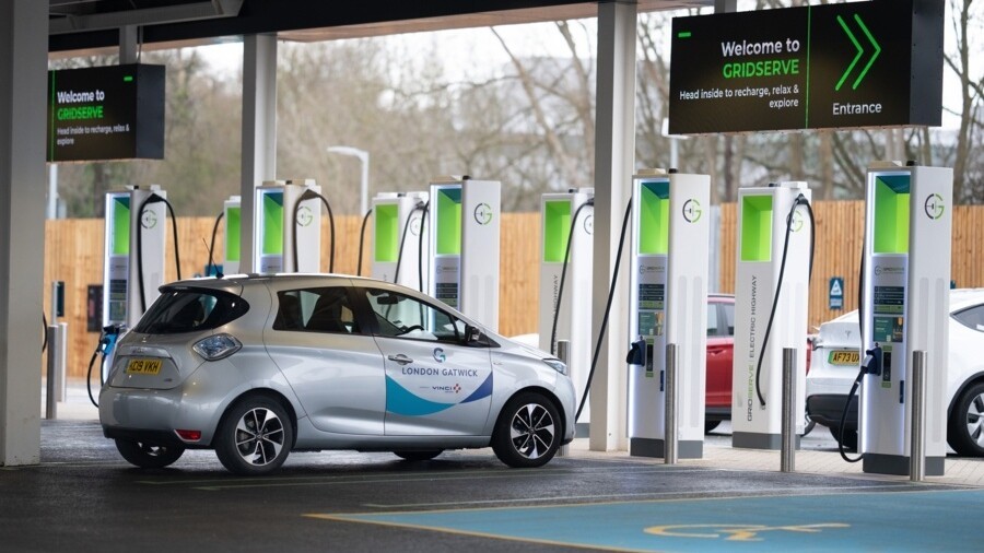 VINCI Airports_London Gatwick_electric vehicle charging station - Electric Forecourt®.jpg