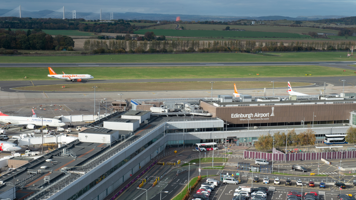 Edinburgh Airport_runway and terminal_┬®edinburghairport_VINCI Airports_vlight.png