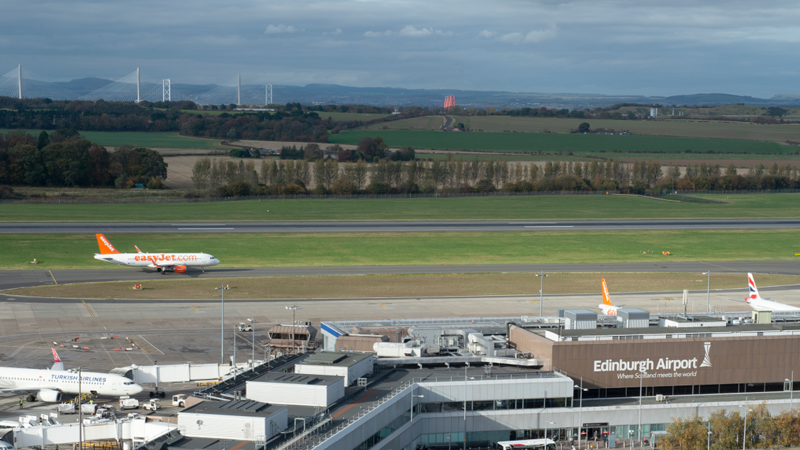 Edinburgh Airport_runway and terminal_┬®edinburghairport_VINCI Airports_vlight.png
