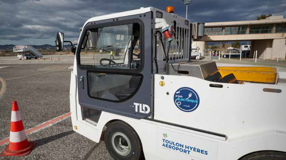 Electric vehicle at Toulon Hyères airport_VINCI Airports.PNG