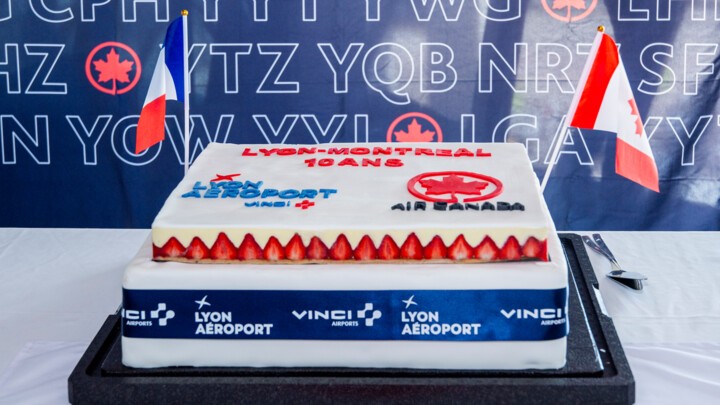 Model celebrating 10 years of Lyon–Montréal route