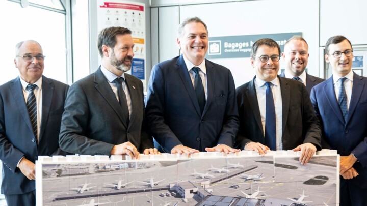 Pose de la première pierre du Terminal 2
