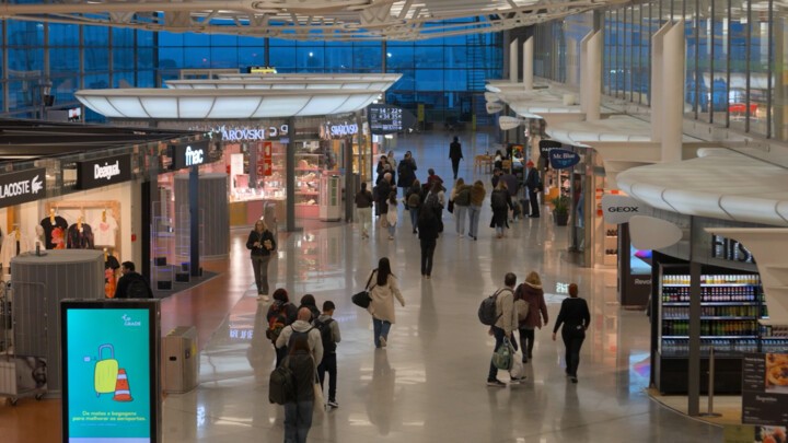 Porto Airport_inside terminal_ANA Aeroportos.jpg