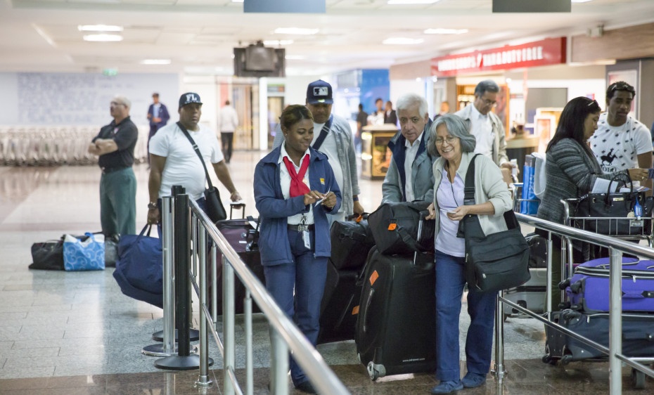 embarquement-passagers-aeroport-las-americas-republique-dominicaine-930x562-c-49x37.jpeg