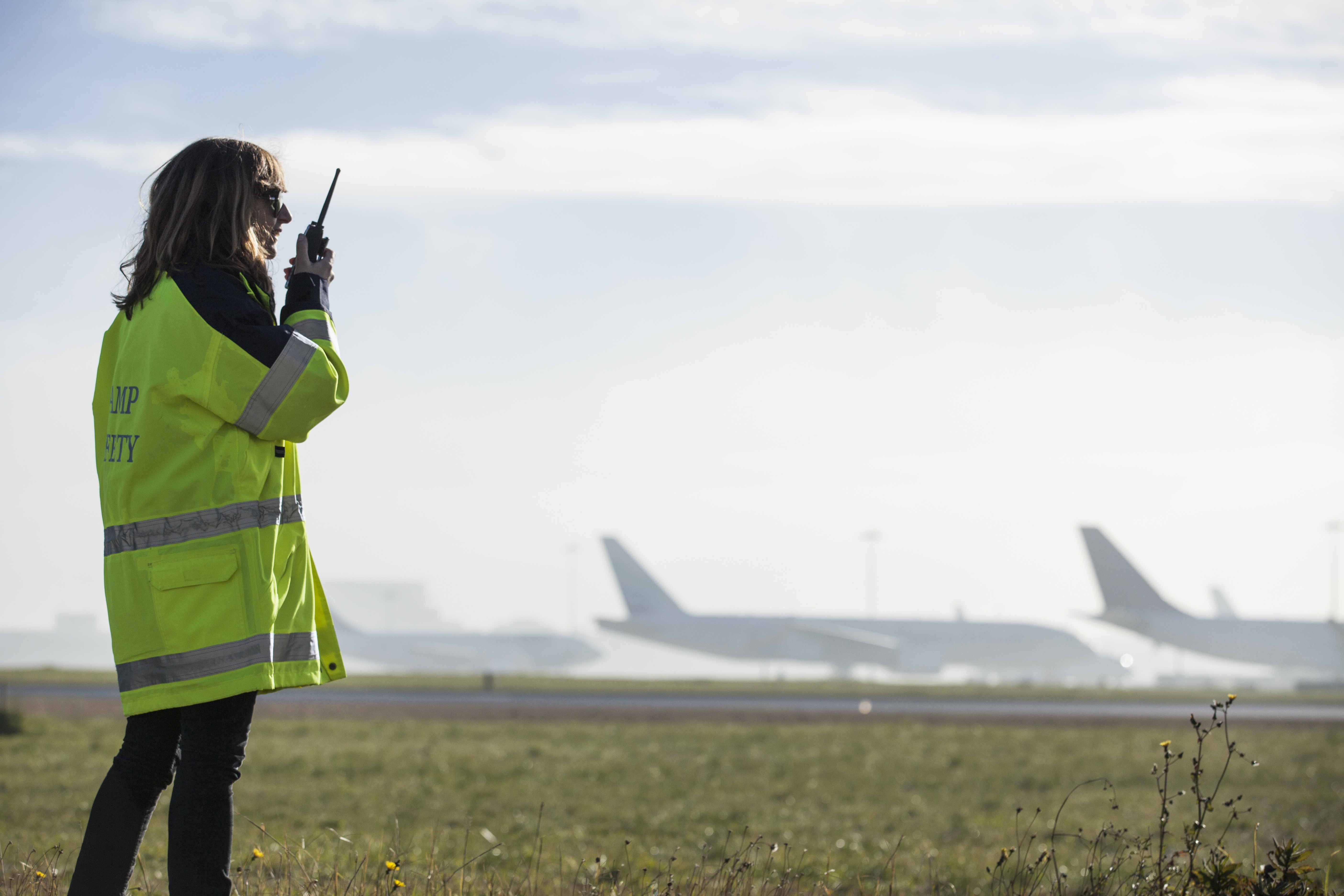 Agent de piste, femme, aéroport