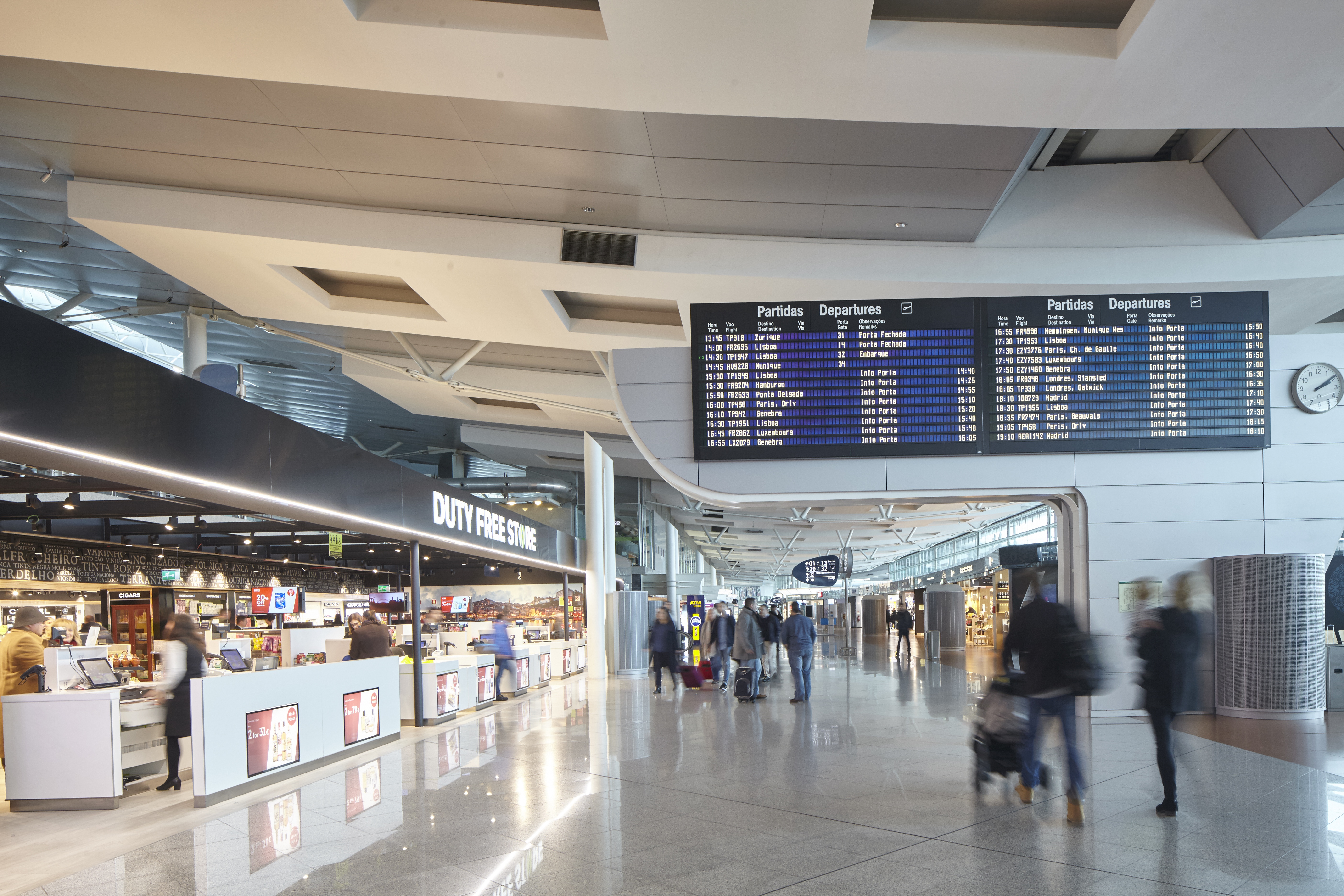 Passagers, Aéroport de Porto, Portugal
