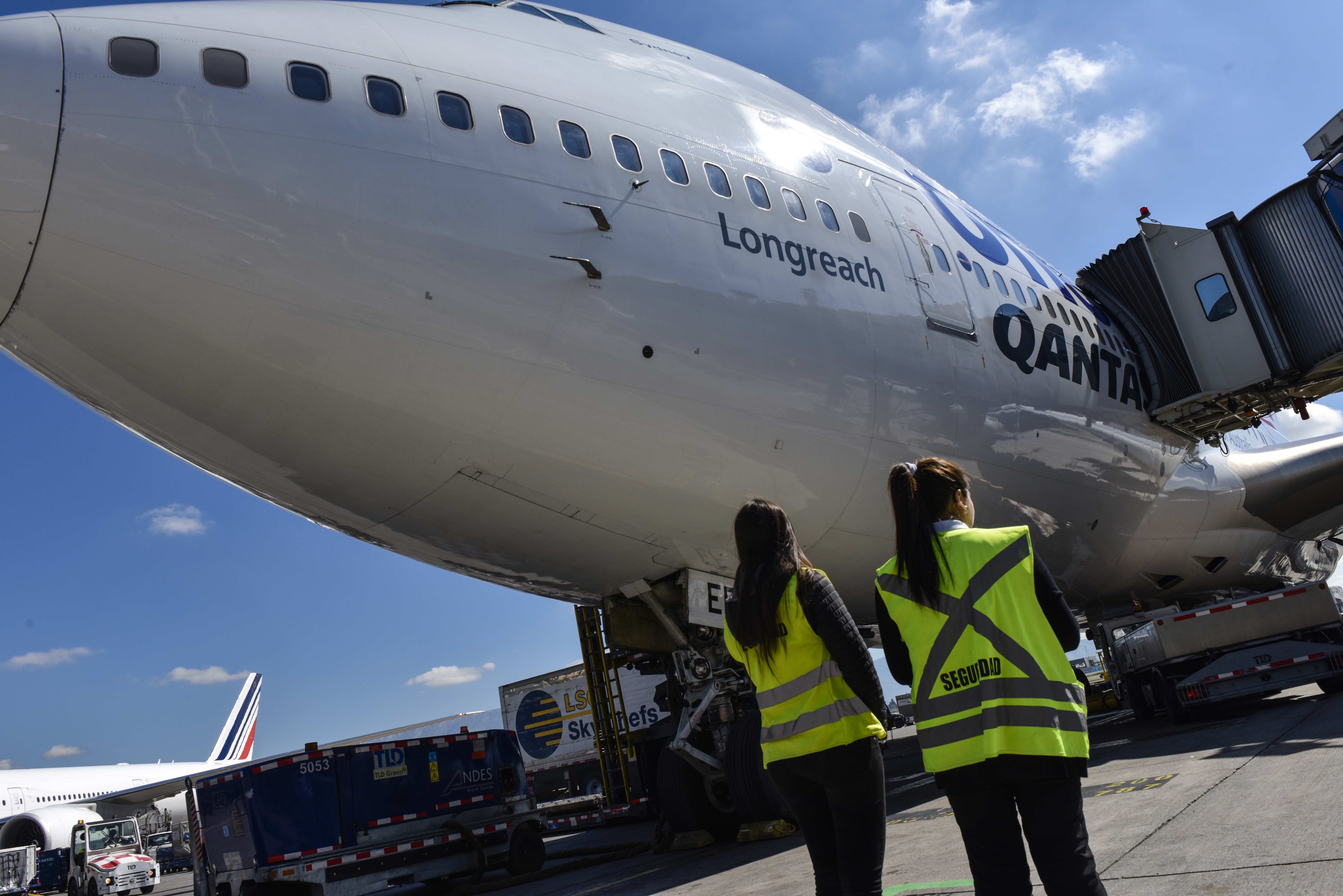Agents de piste, Aéroport de Santiago, Chili.jpg