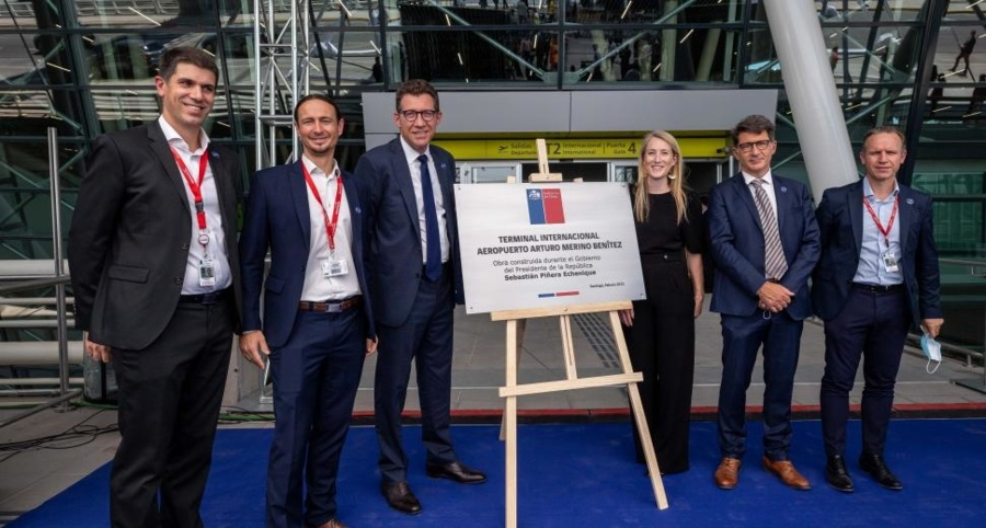 Inauguration du nouveau terminal international de l'aéroport de Santiago du Chili, construit par le groupe ADP, VINCI Airports et Astaldi Concessioni .png