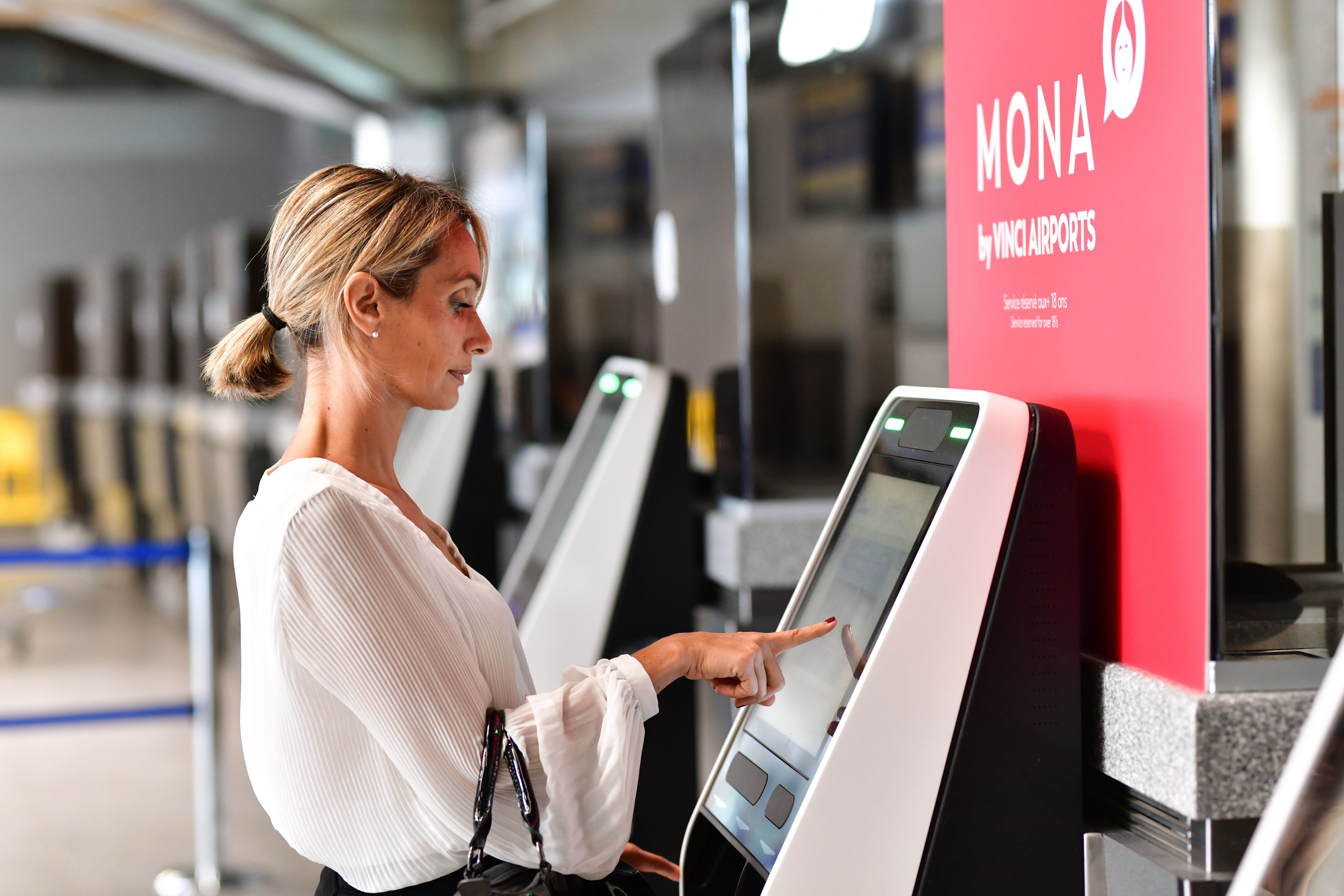 Borne d'enregistrement MONA, Aéroport de Lyon