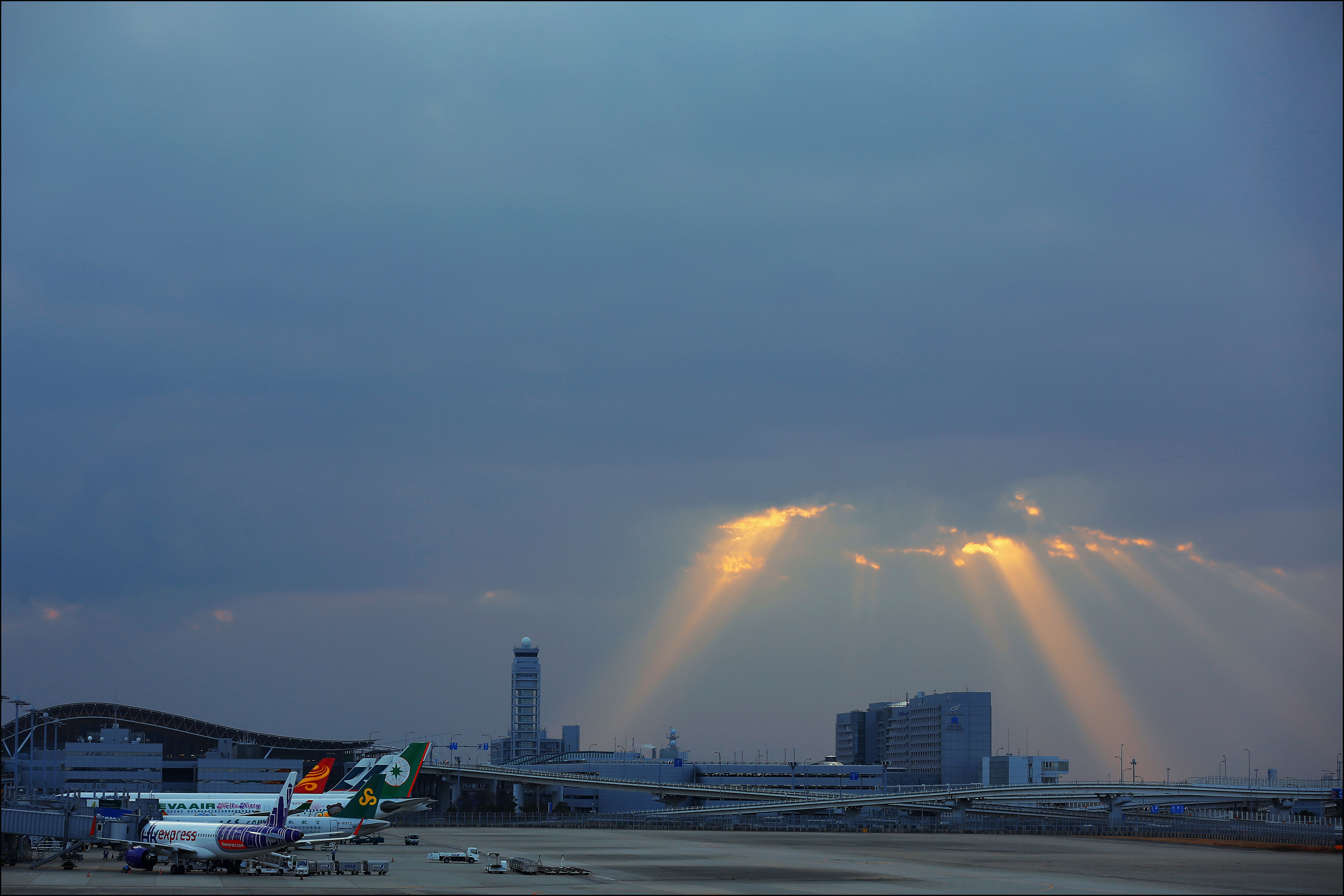 Avions sur piste, Aéroport international du Kansai, Japon.jpg