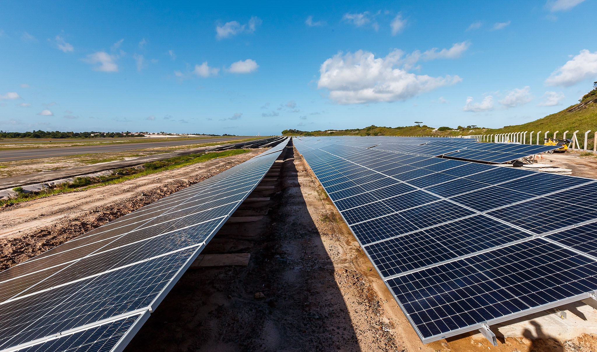Ferme photovoltaïque, Aéroport Salvador Bahia, Brésil.jpg