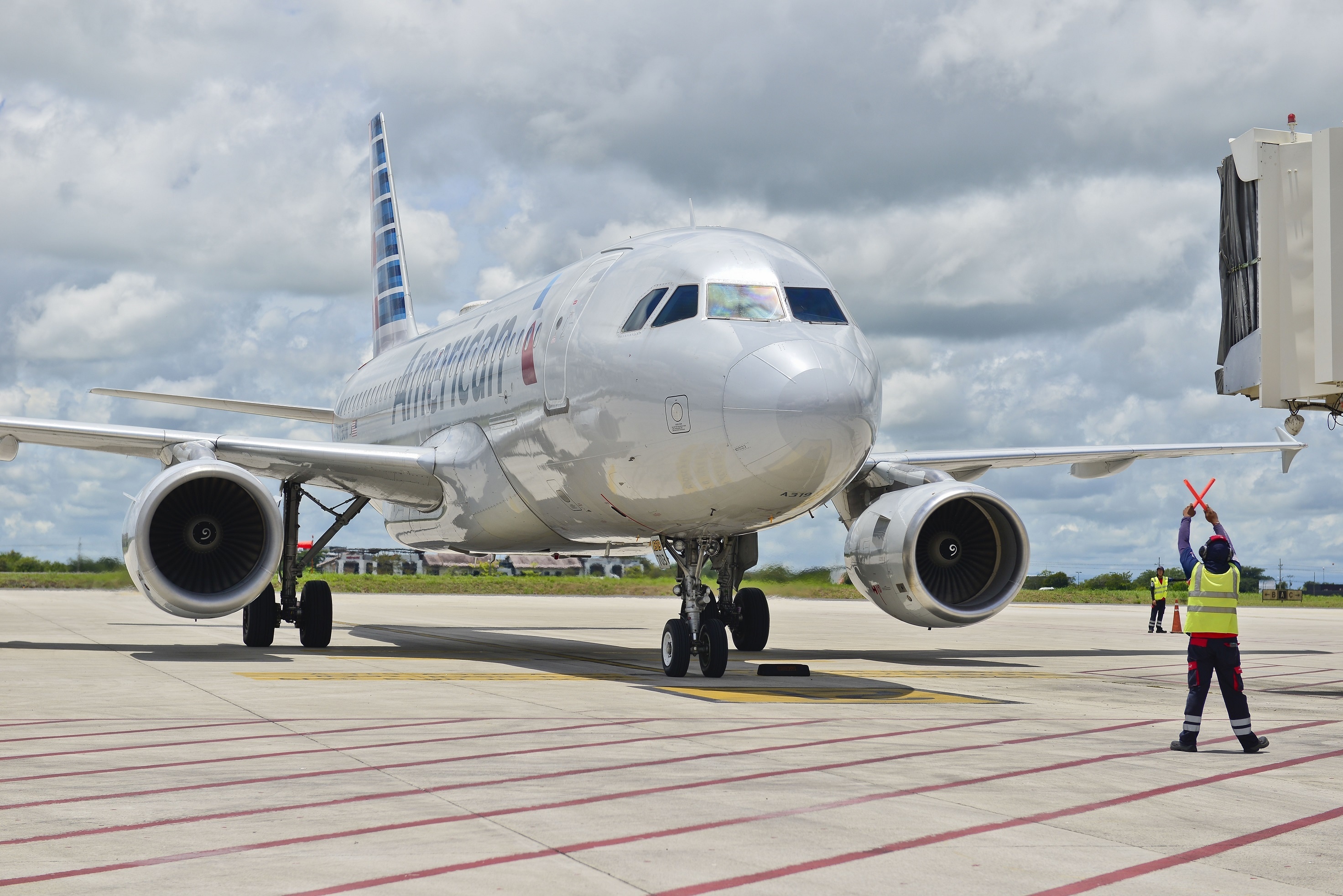 Avion de l'American Airlines atterrissant à l'aéroport de Guanacaste, Costa Rica.jpg