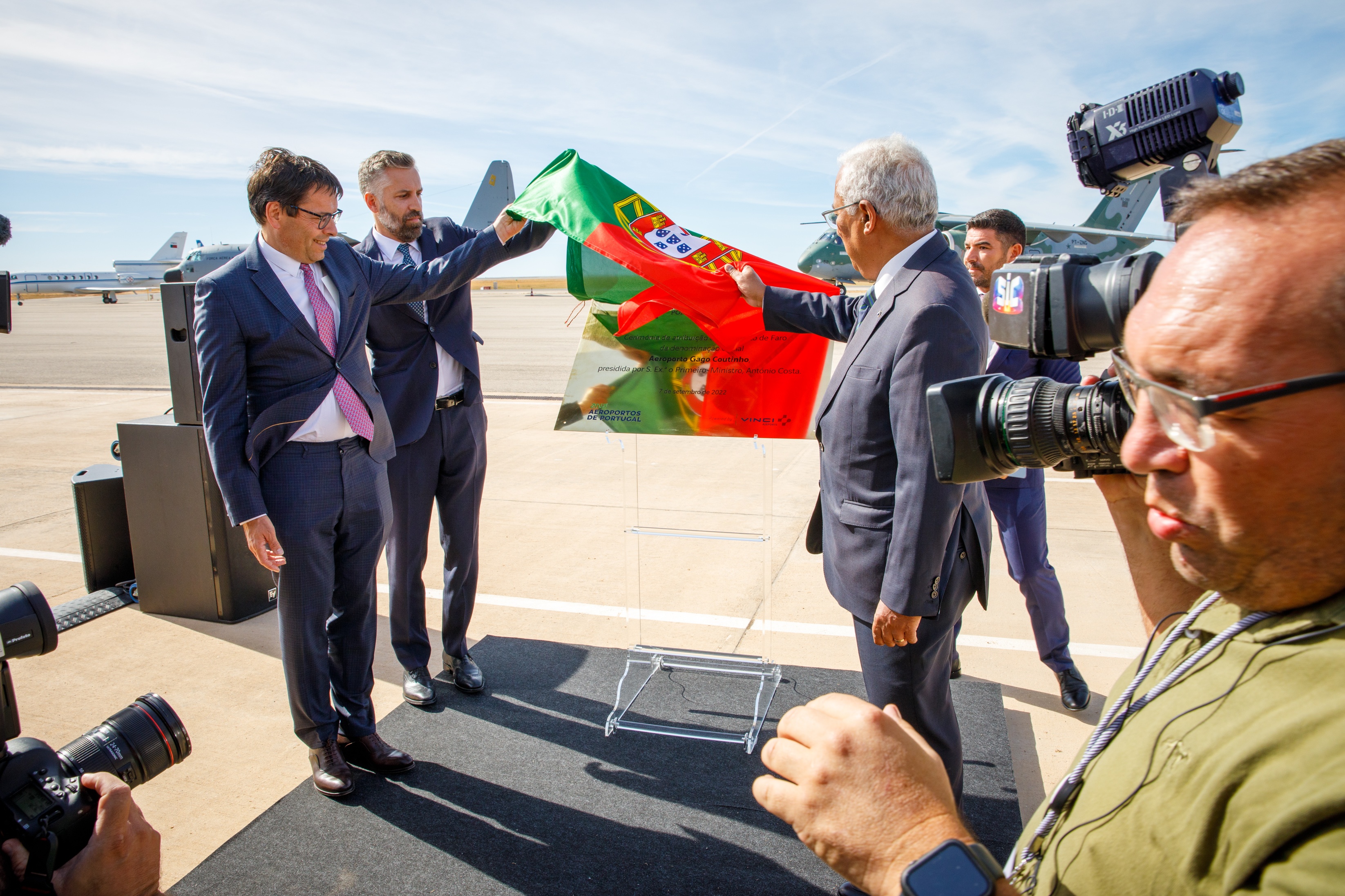 L'aéroport de Faro célèbre Gago Coutinho.jpg