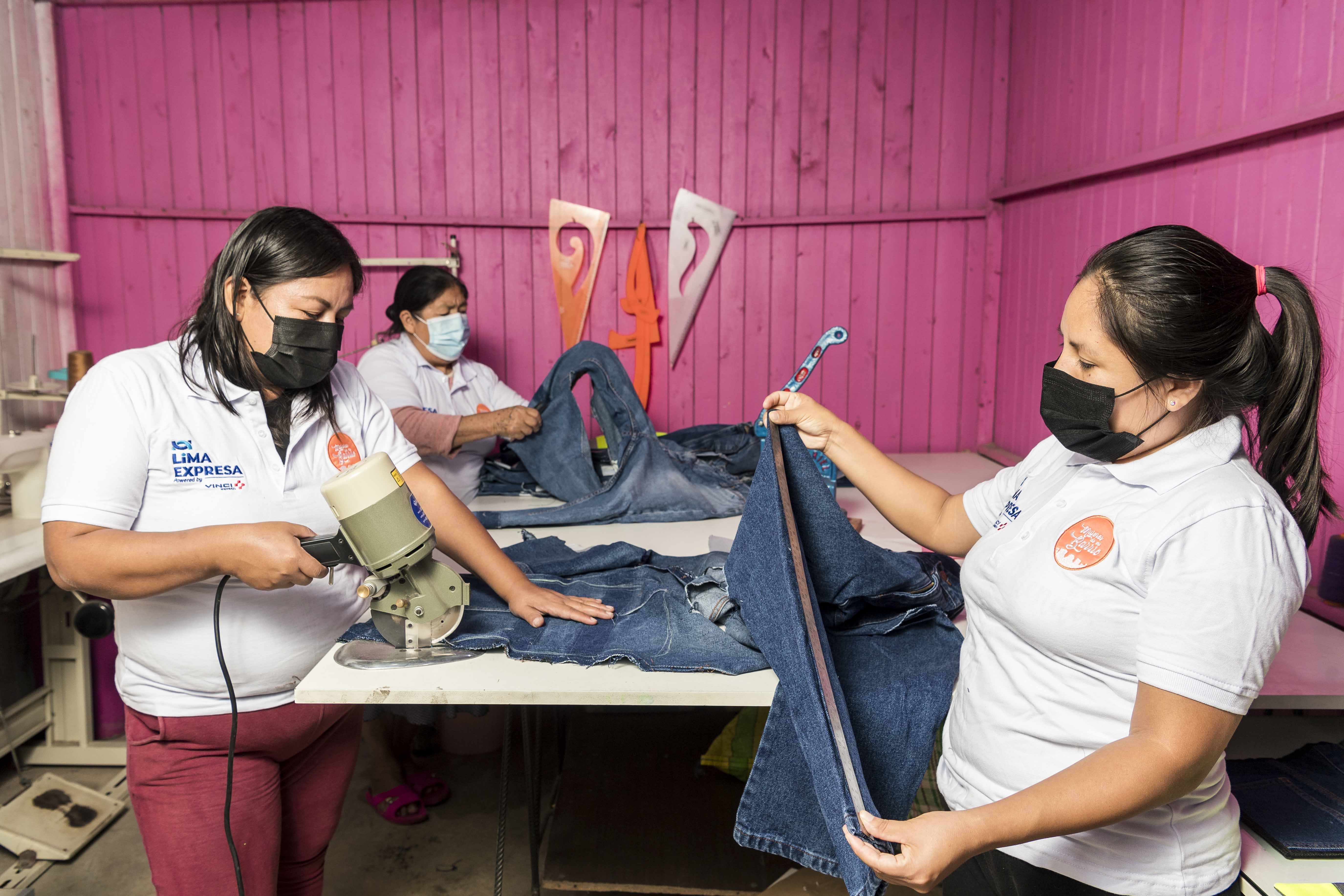 Mujeres de Mi Barrio confeccionando con ropa en desuso de LIMA EXPRESA.jpg
