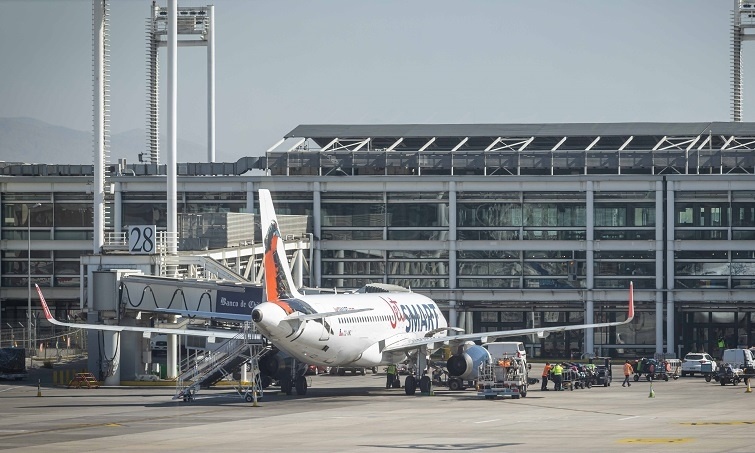 JetSmart aircraft at Santiago airport's international terminal, VINCI Airports.jpg