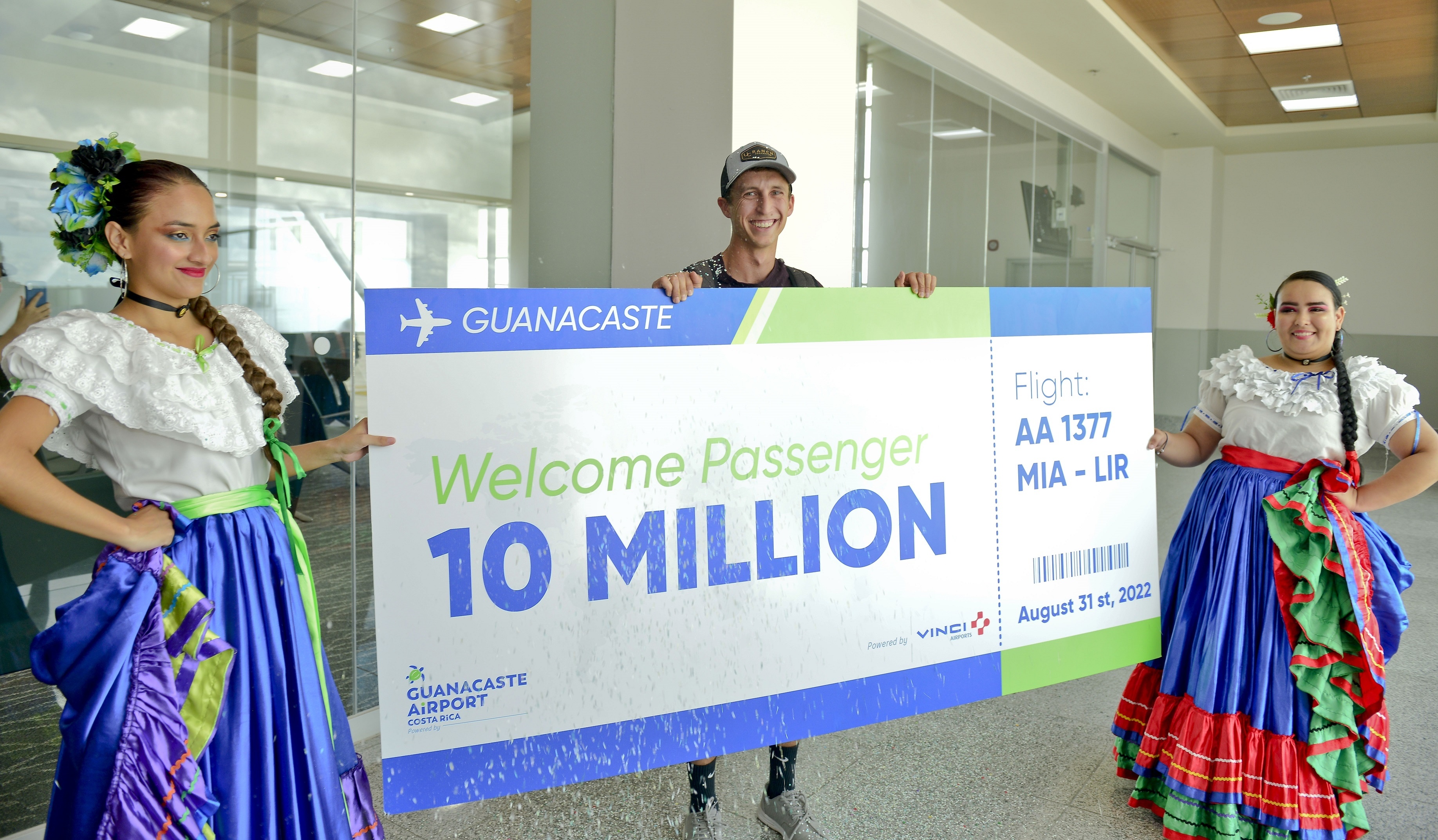10 millionième passager accueilli à l'aéroport de Guanacaste, Costa Rica.jpg