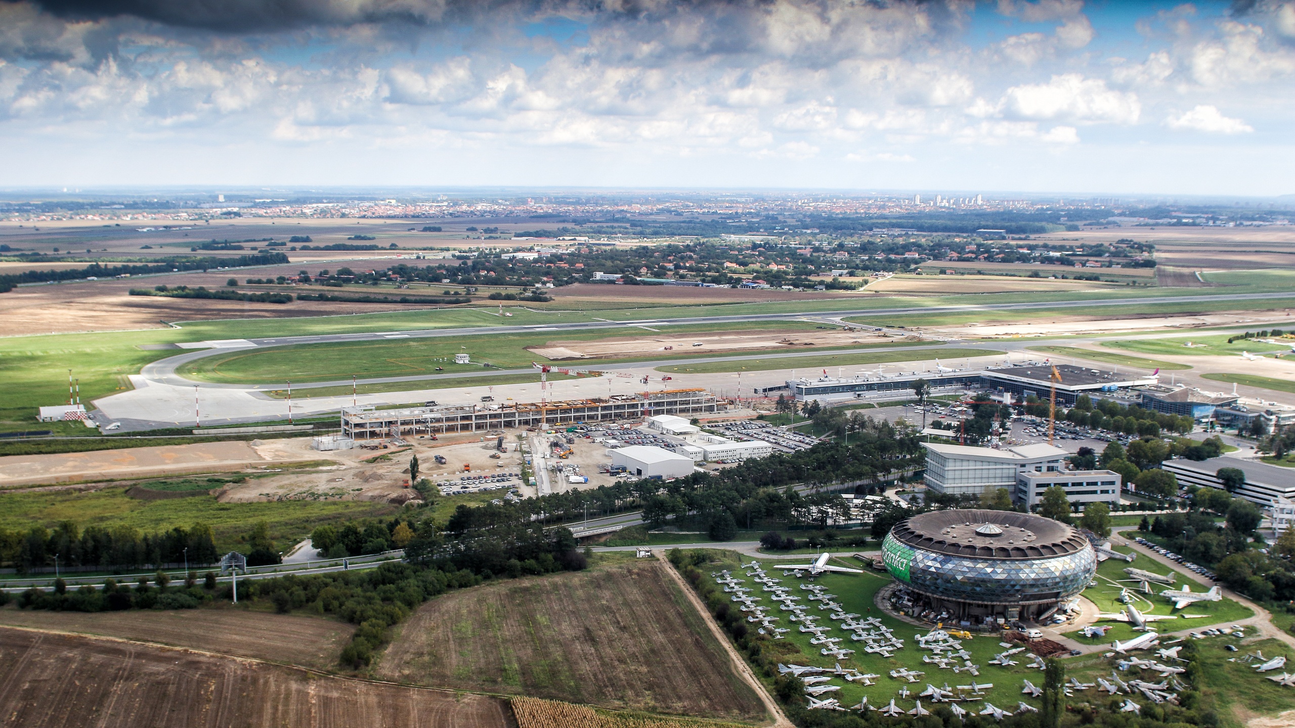 Aéroport de Belgrade, Serbie.JPG